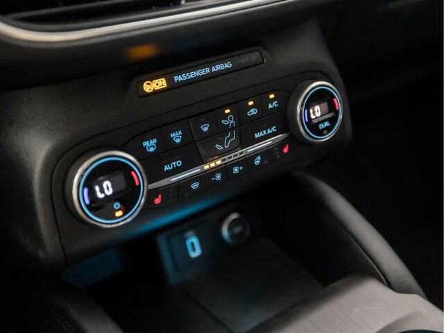 Ford FOCUS 1.0 EcoBoost Titanium Business Automaat (APPLE CARPLAY, GROOT NAVI, STUUR/STOELVERWARMING, ADAPTIVE CRUISE, SPORTSTOELEN, CLIMATE, TREKHAAK, GETINT GLAS, CAMERA, NIEUWE APK, NIEUWSTAAT)