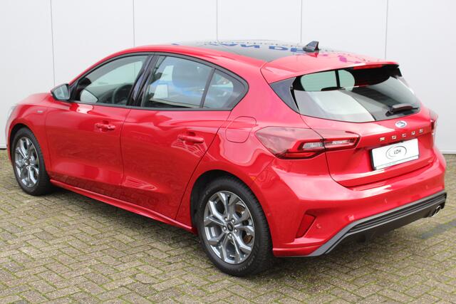 Ford FOCUS 1.0-125pk EcoBoost Mild-Hybrid ST-Line. Chique en erg luxe Ford Focus, fabr. gar. t/m 9 febr. 2027 ! Volautm. airco, navigatie, telefoonvoorb., All Season banden, B&O soundsyst., elektr. panodak, stuur-, stoel- en voorraamverw., adapt. cruise cntrl, side-