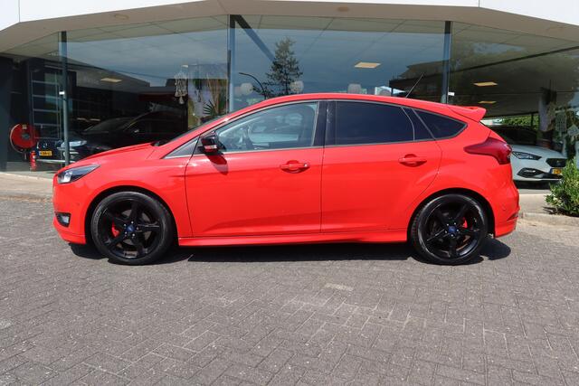 Ford FOCUS 1.5 150 PK Red Edition