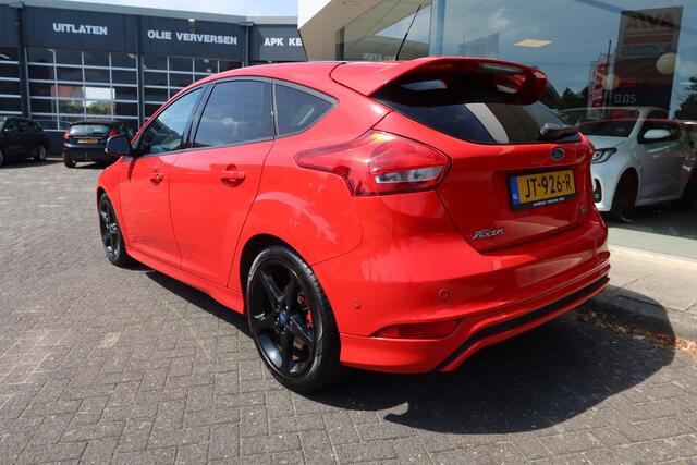 Ford FOCUS 1.5 150 PK Red Edition