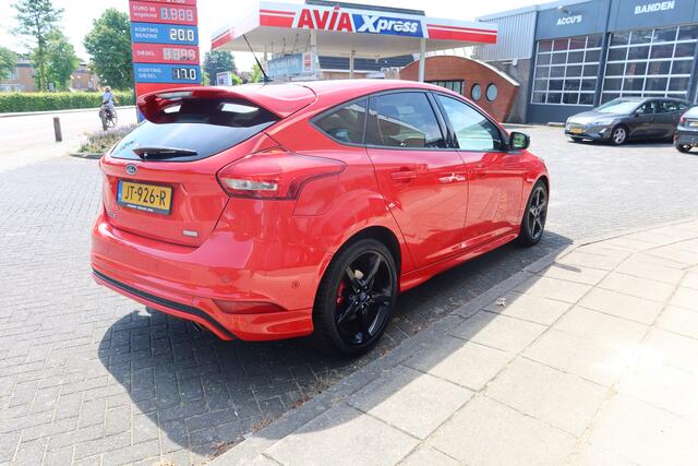 Ford FOCUS 1.5 150 PK Red Edition