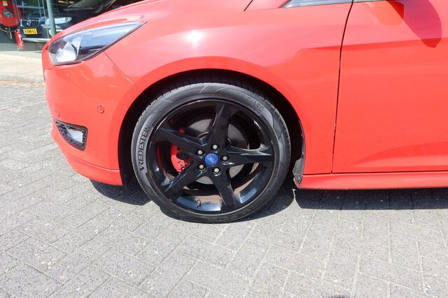 Ford FOCUS 1.5 150 PK Red Edition