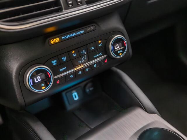 Ford FOCUS Wagon 1.0 EcoBoost Titanium Business Automaat (APPLE CARPLAY, GROOT NAVI, STUUR/STOELVERWARMING, PARKEERSENSOREN, SPORTSTOELEN, CRUISE, DAB+, LED KOPLAMPEN, NIEUWE APK, NIEUWSTAAT)