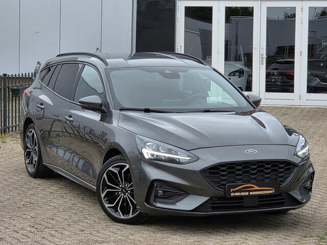 Ford FOCUS Wagon 1.0 EcoBoost ST Line AUTOMAAT|NAVIGATIE|HEAD-UP DISPLAY|LED KOPLAMPEN|STOELVERWARMING+STUUR|GETINT GLAS|18 INCH|DEALER ONDERHOUDEN Maandag tot Vrijdag geopend van 09.00 tot 20.00 uur geopend en Zaterdag van 09.00 tot 18.00 uur