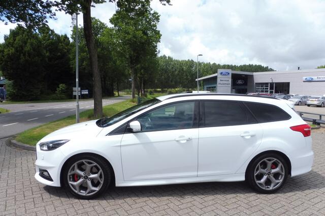 Ford FOCUS Wagon 2.0 ST 250pk Zeer netjes