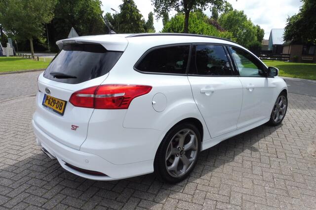Ford FOCUS Wagon 2.0 ST 250pk Zeer netjes