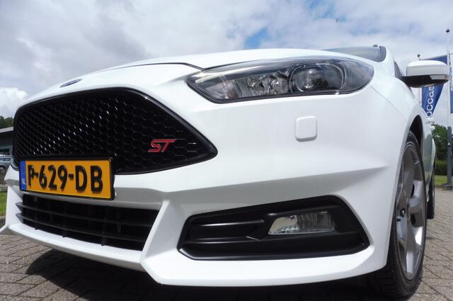 Ford FOCUS Wagon 2.0 ST 250pk Zeer netjes