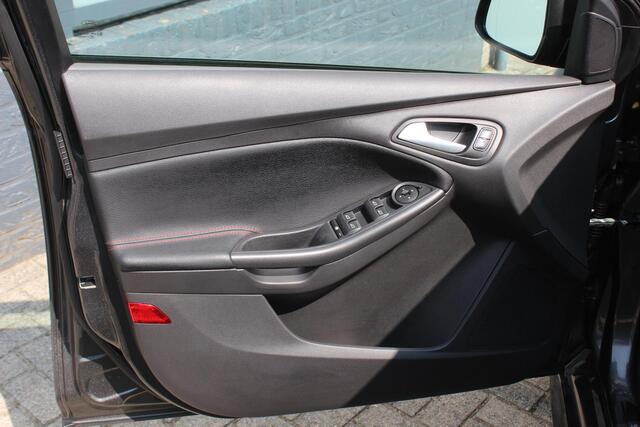 Ford FOCUS Wagon 1.5 ST-Line 182 Aut Airco, PDC, Camera, Navigatie incl Carplay, Rijklaar
