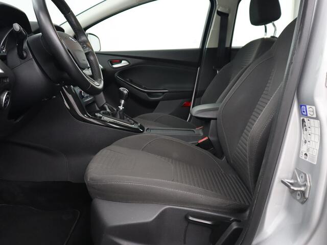 Ford FOCUS 1.5 TDCI Titanium | Trekhaak | Navigatie | Park Assist | Climate control | Cruise control | Verwarmde voorruit