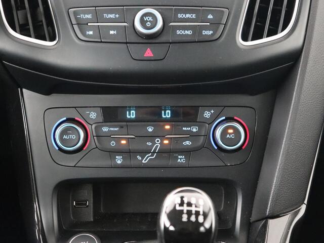 Ford FOCUS 1.5 TDCI Titanium | Trekhaak | Navigatie | Park Assist | Climate control | Cruise control | Verwarmde voorruit