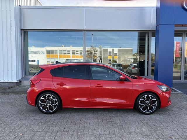 Ford FOCUS 1.5 EcoBoost ST Line Business 150pk | Panoramadak | Winterpack | Heads up Display | 18 inch Licht metaal