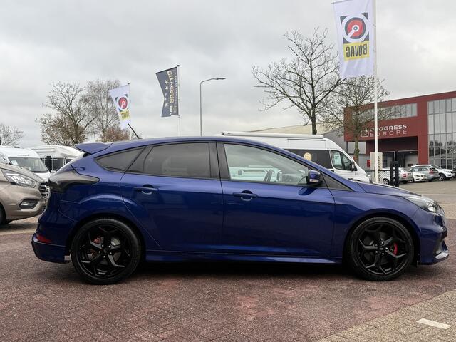 Ford FOCUS 2.0 ST RS Look 251 pk apple carplay pdc v/a Recardo stoelen half leder/stof 1e eigenaar dealer onderhouden