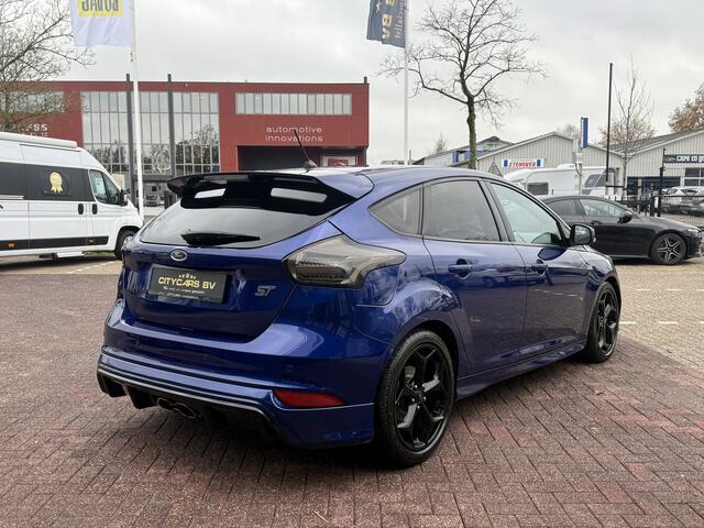 Ford FOCUS 2.0 ST RS Look 251 pk apple carplay pdc v/a Recardo stoelen half leder/stof 1e eigenaar dealer onderhouden