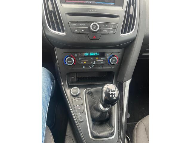 Ford FOCUS Wagon 1.5 Titanium Edition parkeersensoren ecc navi lm velgen