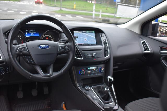 Ford FOCUS 1.0 Titanium 1e Eigenaar | Navigatie | Trekhaak | 100% Onderhouden | 12 mnd BOVAG garantie | Whatsapp 06-53188999