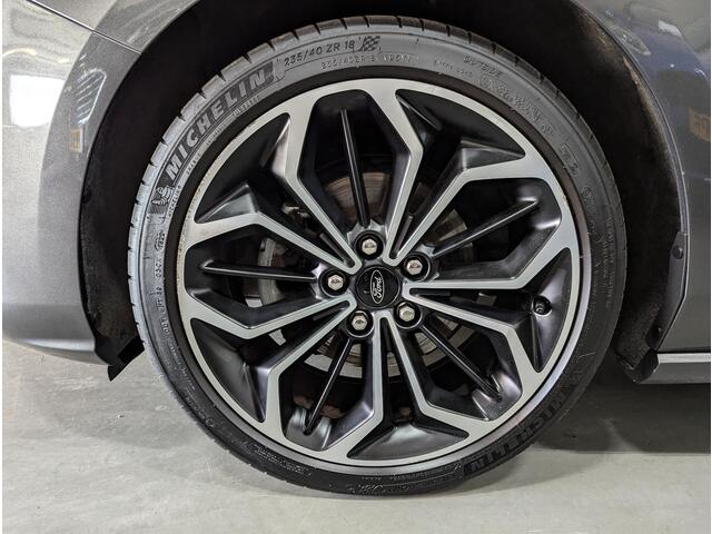 Ford FOCUS 1.5 EcoBoost 182pk ST Line Panoramadak Trekhaak Navi B&O 18" LM velgen Privacy Glass NL-Auto 5drs