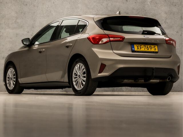 Ford FOCUS 1.0 EcoBoost Titanium Automaat (APPLE CARPLAY, GROOT NAVI, STUUR/STOELVERWARMING, ADAPTIVE CRUISE, SPORTSTOELEN, CLIMATE, TREKHAAK, GETINT GLAS, CAMERA, NIEUWE APK, NIEUWSTAAT)