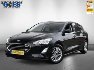 ford-focus-hatchback-sedan-titanium