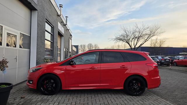 Ford FOCUS Wagon 1.5 Red Edition ST-line | Bi-xenon | LED | WINTERPAKKET | VOLLEDIGE ONDERHOUDSHISTORIE