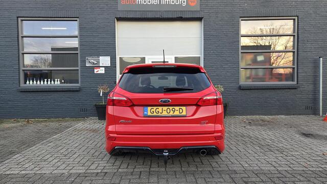 Ford FOCUS Wagon 1.5 Red Edition ST-line | Bi-xenon | LED | WINTERPAKKET | VOLLEDIGE ONDERHOUDSHISTORIE