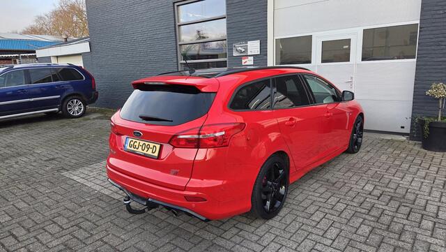 Ford FOCUS Wagon 1.5 Red Edition ST-line | Bi-xenon | LED | WINTERPAKKET | VOLLEDIGE ONDERHOUDSHISTORIE