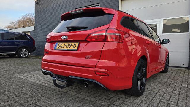 Ford FOCUS Wagon 1.5 Red Edition ST-line | Bi-xenon | LED | WINTERPAKKET | VOLLEDIGE ONDERHOUDSHISTORIE