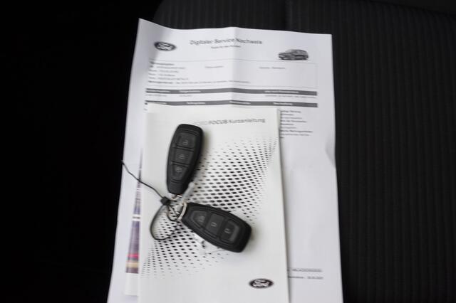 Ford FOCUS 1.0 EBH TITANIUM X Nieuwstaat Winterpack