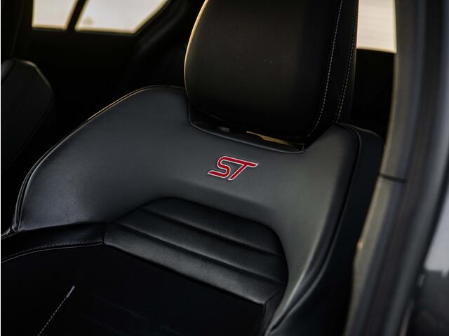 Ford FOCUS 2.3 ST-3 281Pk Cam Keyless Winter pack Trekhaak