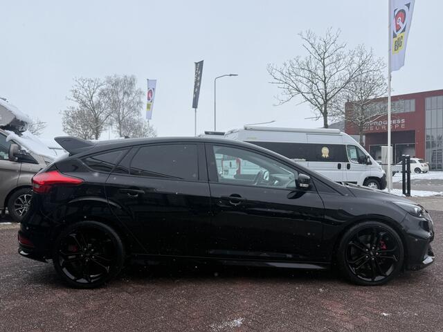 Ford FOCUS 2.0 ST-3 RS Look 251 pk apple carplay Bi-Xenon pdc v/a Recaro stoelen half leder/stof 1e eigenaar dealer onderhouden