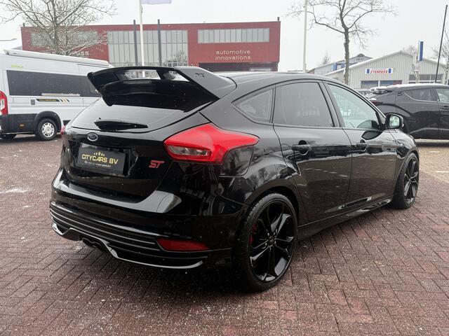 Ford FOCUS 2.0 ST-3 RS Look 251 pk apple carplay Bi-Xenon pdc v/a Recaro stoelen half leder/stof 1e eigenaar dealer onderhouden
