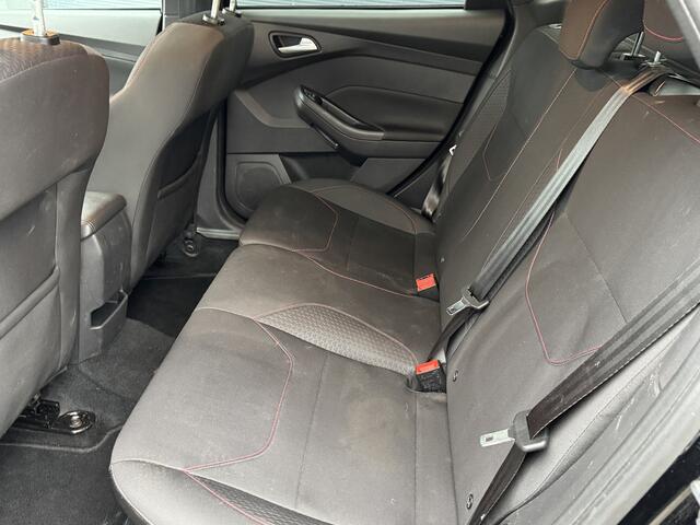 Ford FOCUS Wagon 1.5 150pk H6 ST-Line Navigatie Stoel en Stuurverwarming Trekhaak