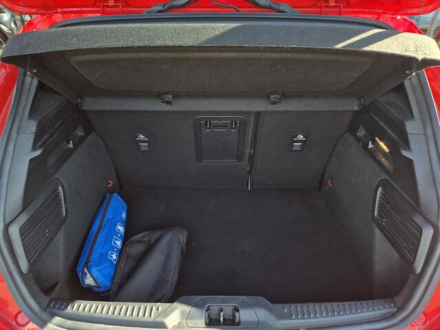 Ford FOCUS 1.0 EcoBoost Hybrid ST Line X Business | Afneembare trekhaak | Navigatie | Panoramadak |