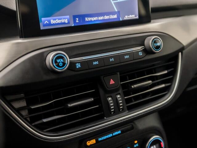 Ford FOCUS 1.0 EcoBoost Titanium Sport Automaat (APPLE CARPLAY, GROOT NAVI, CLIMATE, CAMERA, KEYLESS, SPORTSTOELEN, CRUISE, LM VELGEN, PARKEERSENSOREN, NIEUWSTAAT)