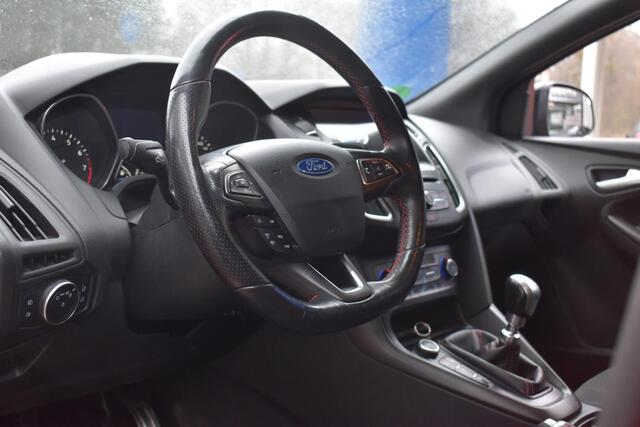 Ford FOCUS Wagon 1.5 Red Edition ST-Line | 100% Onderhouden | Winter pakket | Navigatie | All-Seasons | 12 mnd BOVAG garantie | Whatsapp 06-53188999