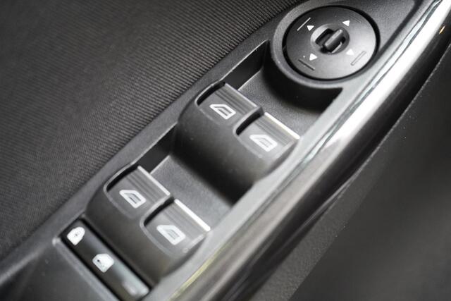 Ford FOCUS Wagon 1.5 150pk Titanium Automaat | Winterpack | Trekhaak | All-seasonbanden | Keyless | Cruise control | Apple Carplay