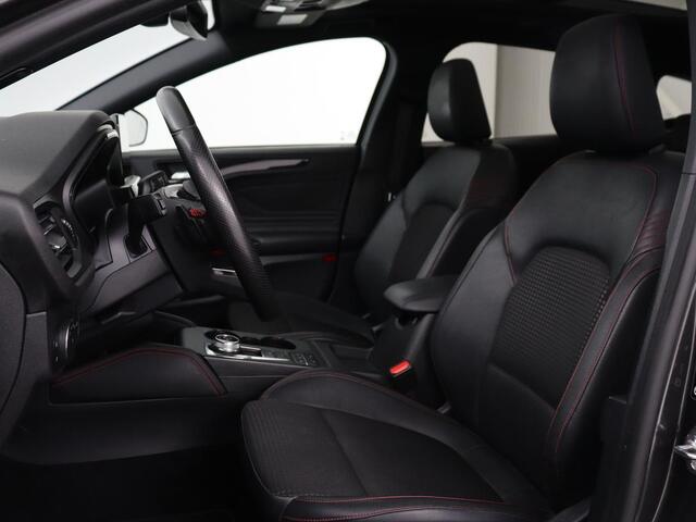 Ford FOCUS 1.5 EcoBoost ST Line X | Panoramadak | Trekhaak | Adaptive cruise | Stoelverwarming | Half leder | Camera | Carplay | Elektrische stoel | Stuurverwarming | Full LED | Navigatie | Climate control
