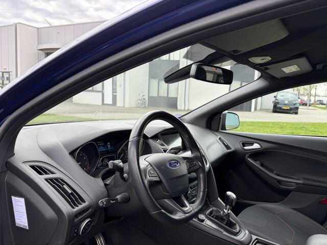 Ford FOCUS Wagon 1.5 ST-Line 6-Bak 150 PK. Prachtige en dealer onderhouden auto !!!