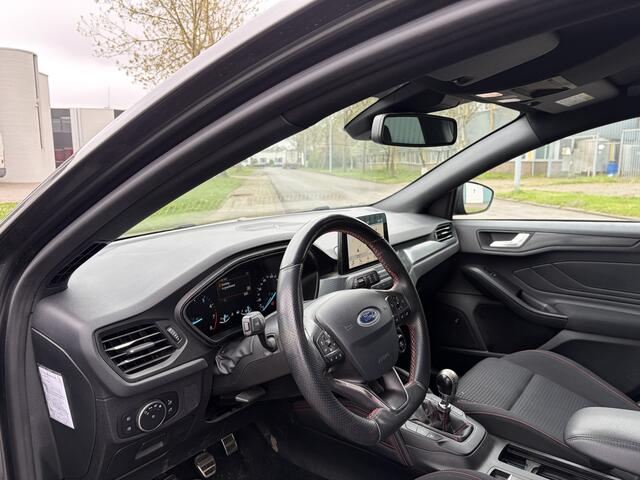 Ford FOCUS 1.0i EcoBoost ST Line Business 6-Bak 126 PK. Prachtige en als nieuw rijdende auto !!! BTW-auto !!