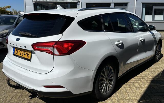 Ford FOCUS Wagon 1.0 EcoBoost Titanium Business 125PK | Zeer Nette Staat | NL AUTO | 2e Eigenaar | Volledige Onderhoudshistorie | Navigatie | Trekhaak | Parkeersensoren Voor en Achter | 2 Sleutels | Privacy Glass |