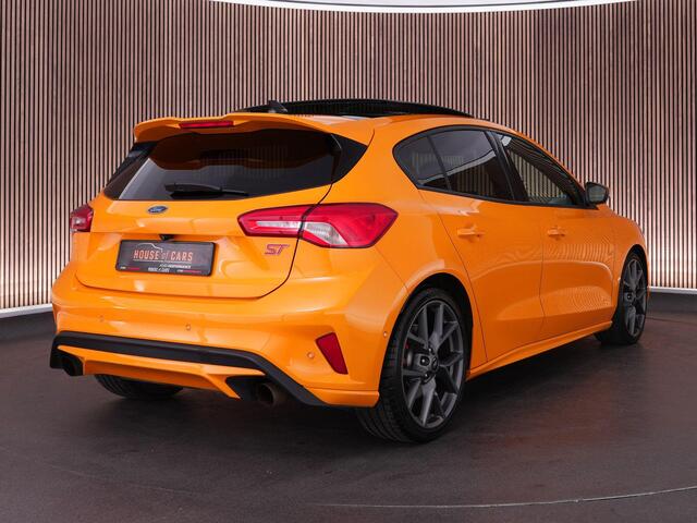 Ford FOCUS 2.3 280pk ST-3 |panoramadak|head-up|adaptive LED|Apple Carplay|winterpack|cruise control|parkeercamera|19" lichtmetalen velgen|cruise control|