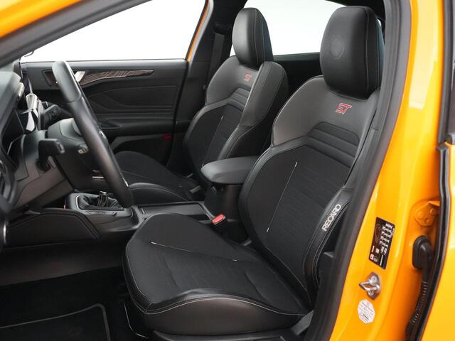 Ford FOCUS 2.3 280pk ST-3 |panoramadak|head-up|adaptive LED|Apple Carplay|winterpack|cruise control|parkeercamera|19" lichtmetalen velgen|cruise control|