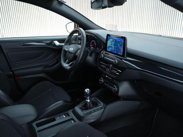 Ford FOCUS 2.3 280pk ST-3 |panoramadak|head-up|adaptive LED|Apple Carplay|winterpack|cruise control|parkeercamera|19" lichtmetalen velgen|cruise control|