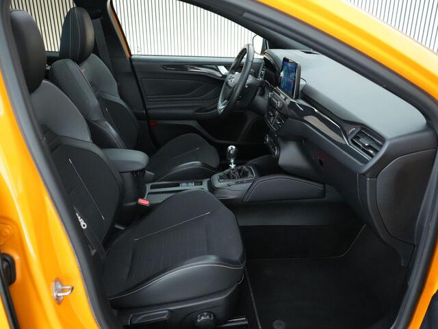 Ford FOCUS 2.3 280pk ST-3 |panoramadak|head-up|adaptive LED|Apple Carplay|winterpack|cruise control|parkeercamera|19" lichtmetalen velgen|cruise control|