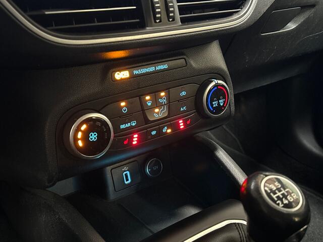 Ford FOCUS Wagon 1.0 EcoBoost Titanium Sport (APPLE CARPLAY, GROOT NAVI, STUUR/STOELVERWARMING, SPORTSTOELEN, GETINT GLAS, LM VELGEN, NIEUWE APK, NIEUWSTAAT)