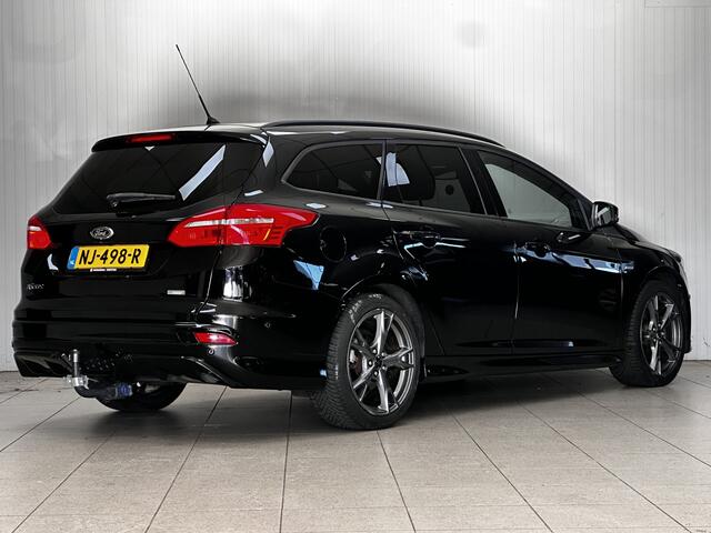 Ford FOCUS Wagon 1.0 ST-Line!/ Trekhaak/ 17'' LMV/ Apple + Android/ Navi/ Clima/ Cruise/ Elek. pakket/ Isofix/ Bluetooth/ Armsteun/ Multi. LEDER. Stuur/ Mistl./ PDC V+A/ Extra getint glas.