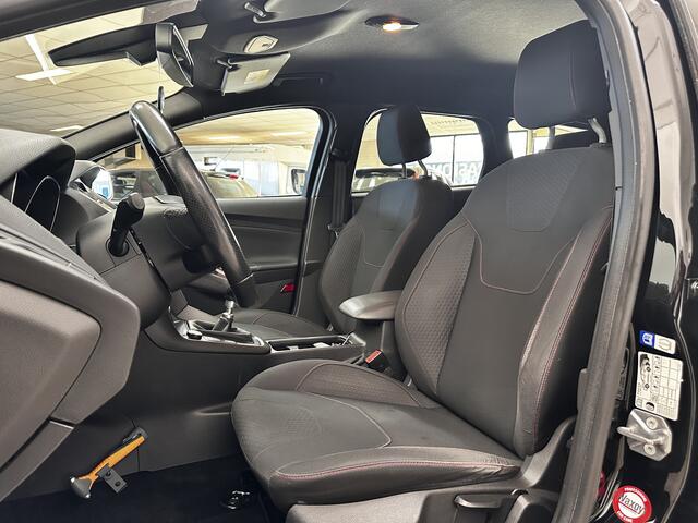 Ford FOCUS Wagon 1.0 ST-Line!/ Trekhaak/ 17'' LMV/ Apple + Android/ Navi/ Clima/ Cruise/ Elek. pakket/ Isofix/ Bluetooth/ Armsteun/ Multi. LEDER. Stuur/ Mistl./ PDC V+A/ Extra getint glas.