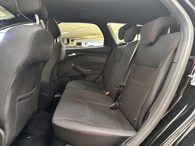 Ford FOCUS Wagon 1.0 ST-Line!/ Trekhaak/ 17'' LMV/ Apple + Android/ Navi/ Clima/ Cruise/ Elek. pakket/ Isofix/ Bluetooth/ Armsteun/ Multi. LEDER. Stuur/ Mistl./ PDC V+A/ Extra getint glas.