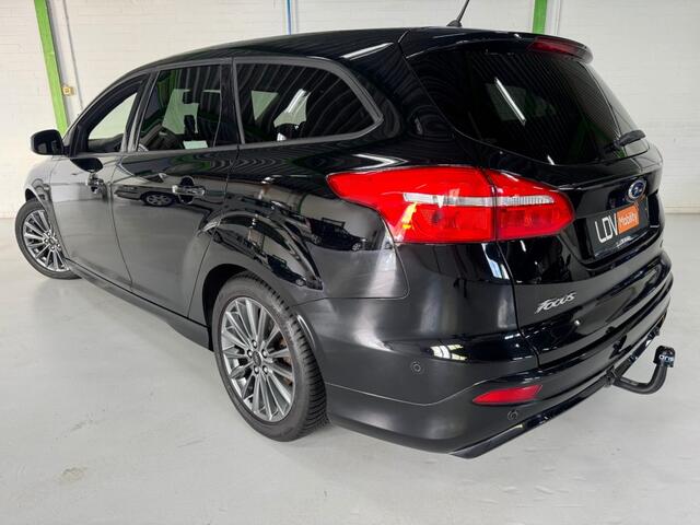 Ford FOCUS 1.5 Benzine ST-LINE / 117573 km / Trekhaak / PDC / LED / Navi / Stoelverwarming / Parkassist.