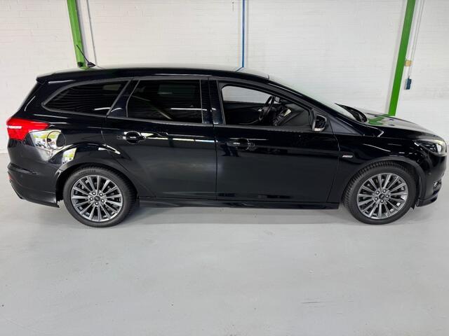 Ford FOCUS 1.5 Benzine ST-LINE / 117573 km / Trekhaak / PDC / LED / Navi / Stoelverwarming / Parkassist.