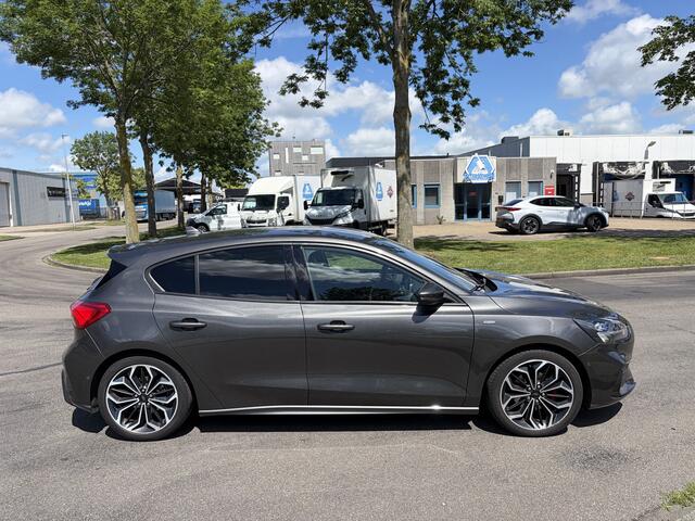 Ford FOCUS 1.0i EcoBoost ST Line Business 6-Bak 126 PK. Zeer mooie en als nieuw rijdende auto van de eerste eigenaar !!! Alle keuringen toegestaan !!